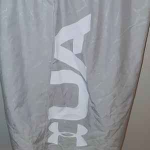 Light gray under amour Large shorts